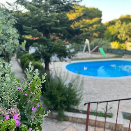 Cvita 3* Τρογκίρ